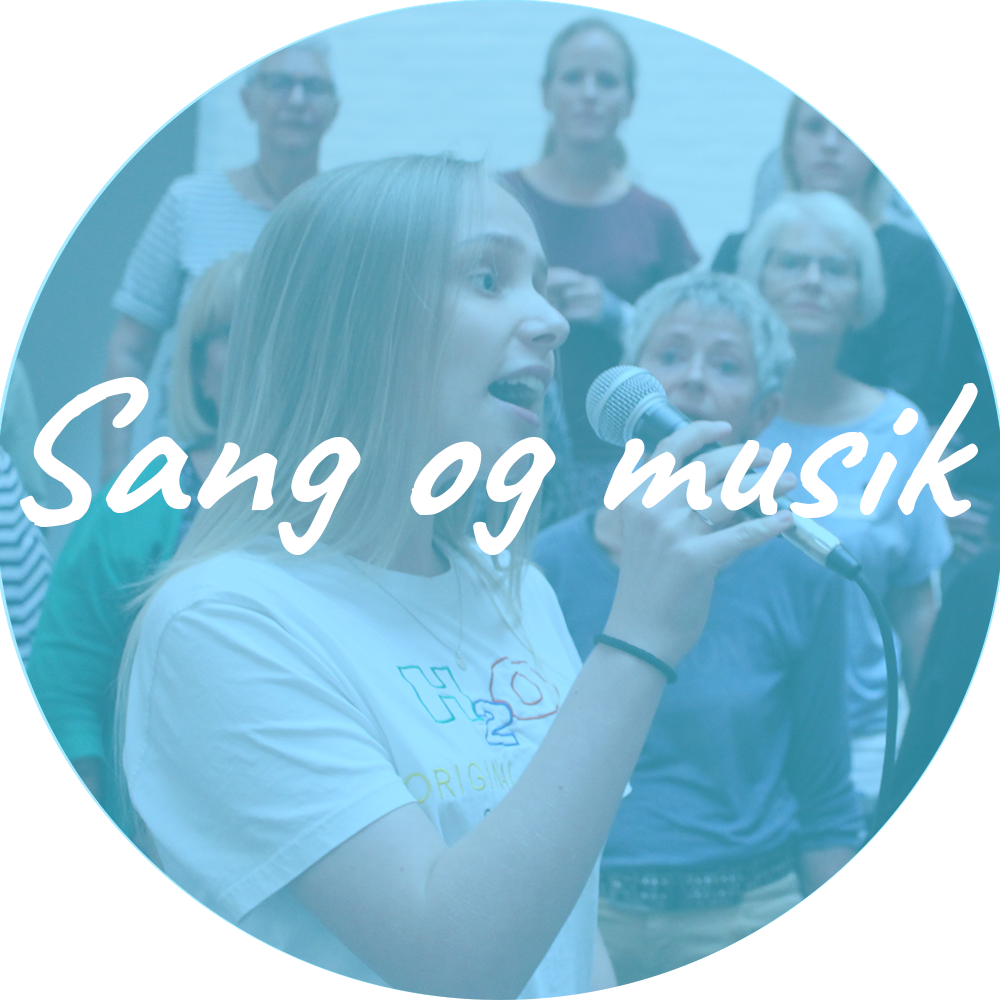 Billedet viser 7 kvinder som synger i kor. Oven på ligger et himmel blå filter med teksten "Sang og Musik". Billedet indeholder et link som omdirigerer til siden Sang og Musik.