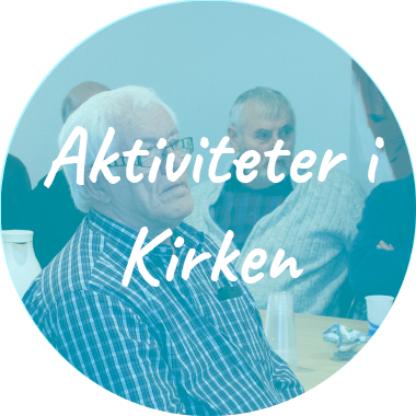 Billedet viser 4 mænd som sidder ved bordet og lytter til fordrag. Oven på ligger et himmel blå filter med teksten "Aktiviteter i Kirken". Billedet indeholder et link som omdirigerer dig til siden "Aktiviteter i Kirken".