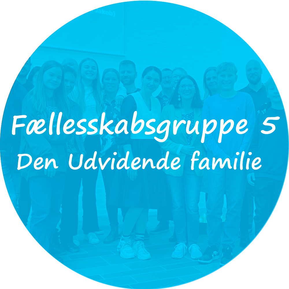 Billedet viser en gruppe mennesker som står opstillet til billede tagning. Over billedet er lagt et blår filter og tekst på billedet siger "Fællesskabsgruppe 5 - Den udvidende familie". Billedet indeholder et link som scroller ned til beskrivelsen af gruppen.